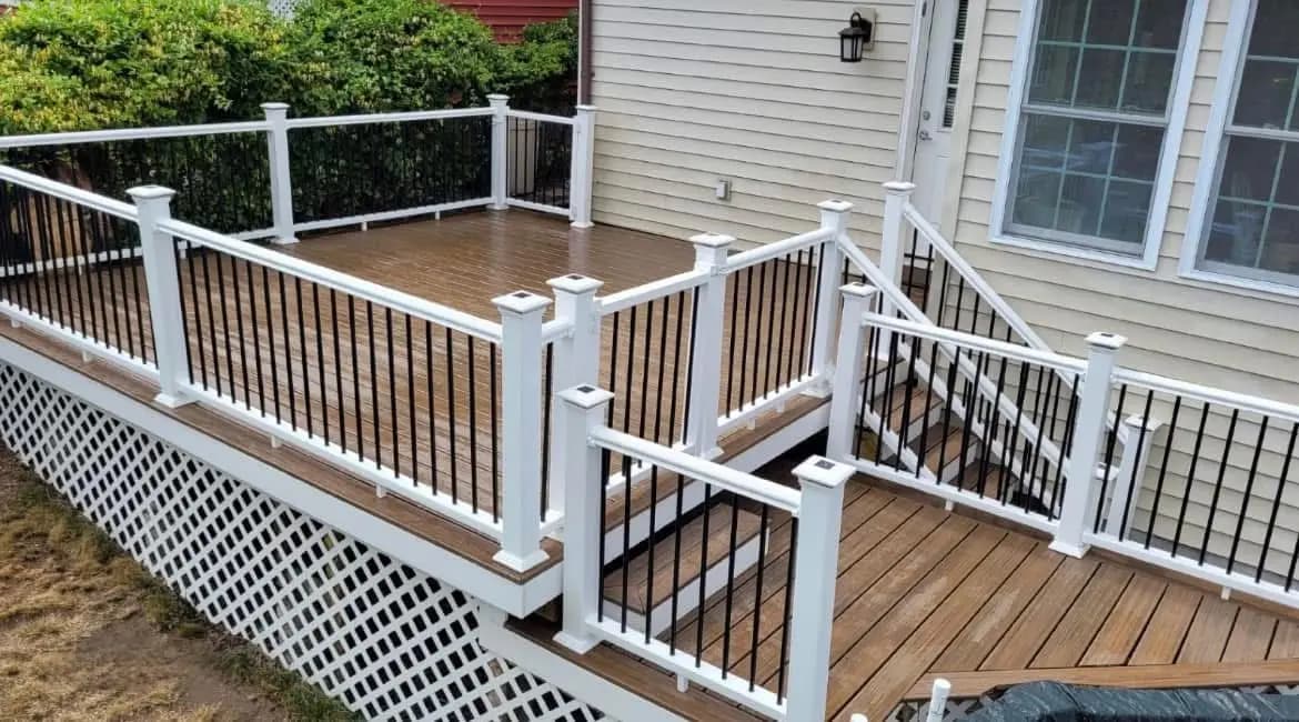 Trex Toasted Sand with White Composite Rails
